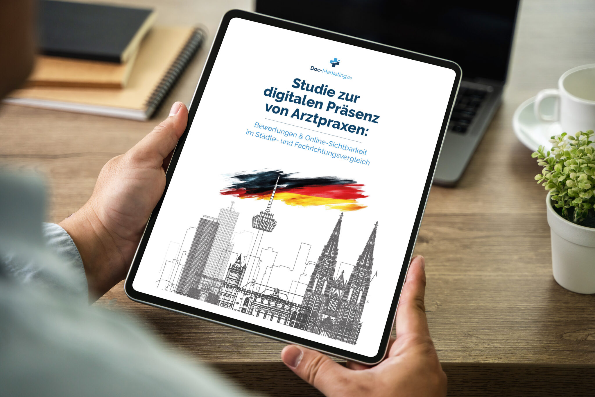 Person hält Tablet mit deutschem Bericht „Studie zur digitalen Präsenz von Arztpraxen“, Stadt-Silhouette, Flagge und blauem Text.